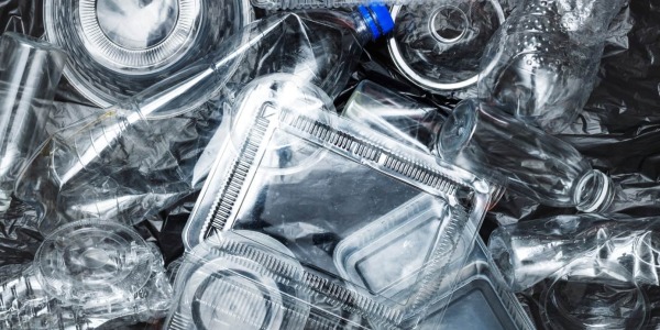 ¿De qué están hechos los envases de plástico?